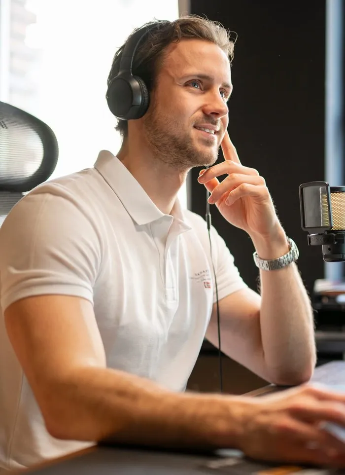 Tim Barela, Gründer von That’s it. Marketing, an seinem Arbeitsplatz im Büro